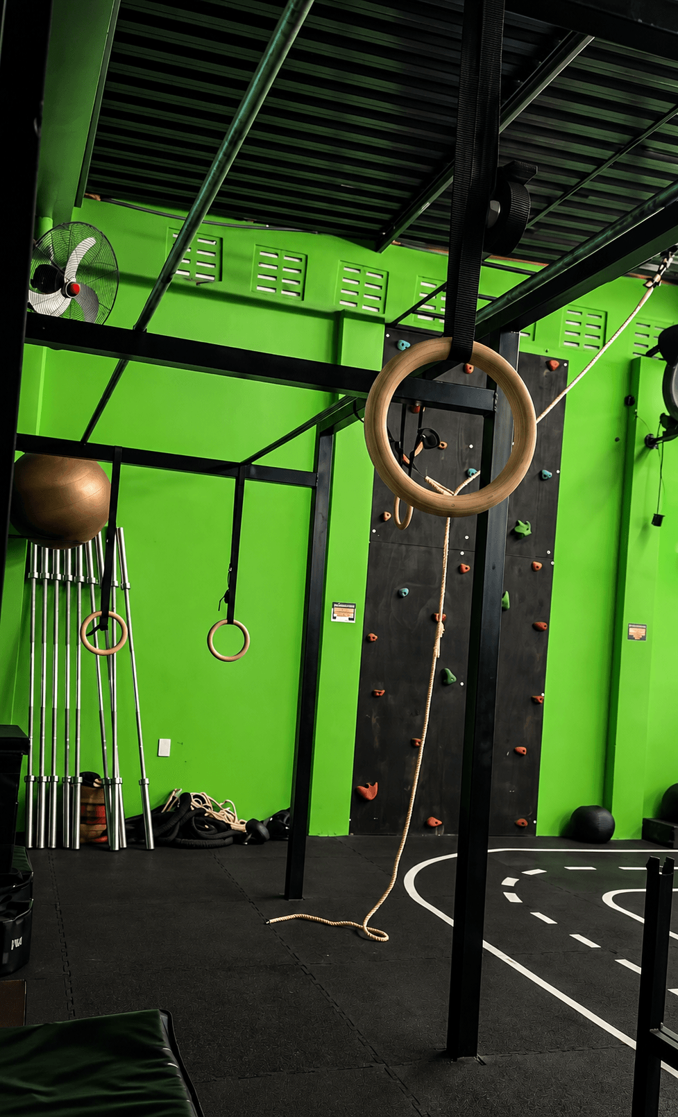 Área funcional real da Academia Área 51 com estrutura para exercícios de movimento