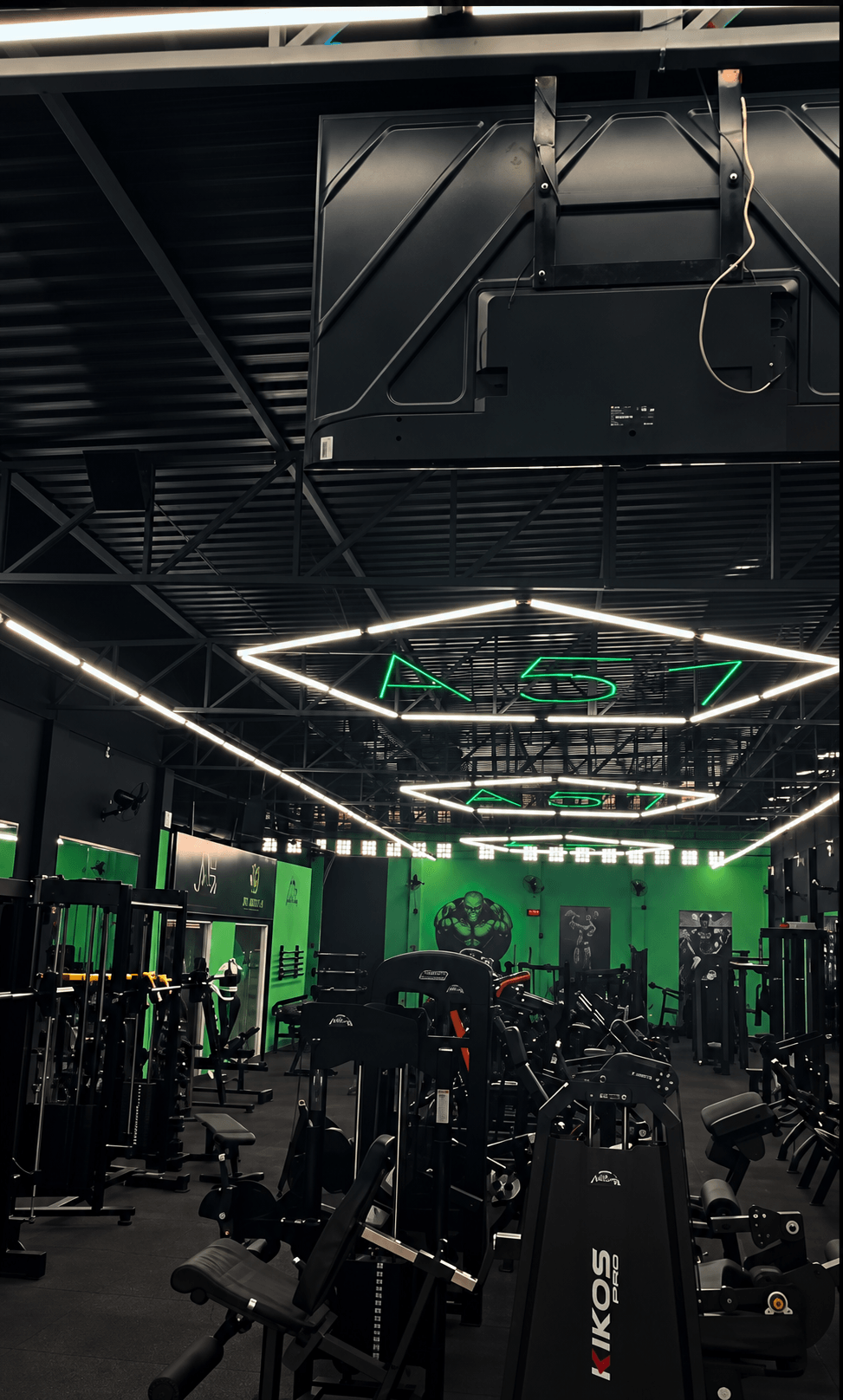 Interior real da Academia Área 51 visto a partir do corredor de equipamentos