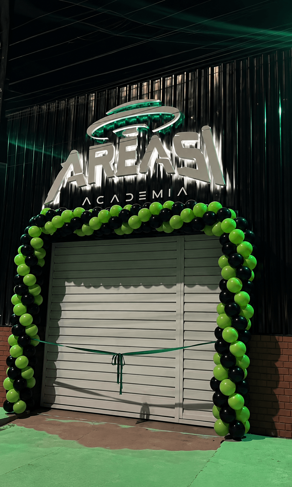 Fachada real da Academia Área 51 com o letreiro da marca